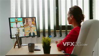 实拍视频职场人员用电脑线上视频与同事进行商务洽谈