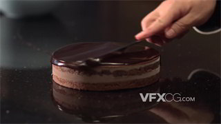 实拍视频涂抹巧克力蛋糕酱娴熟动作特写