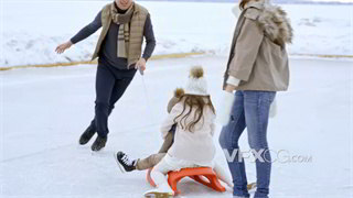 实拍视频家人陪同孩子在冰面上玩耍近景拍摄4K分辨率
