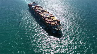 实拍视频海上运输大型进口国际货物集装箱船