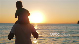 实拍视频父亲与孩子在海滩上欣赏日落