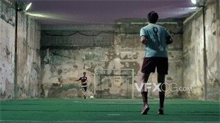 实拍视频两人练习足球传球热身动作近距拍摄