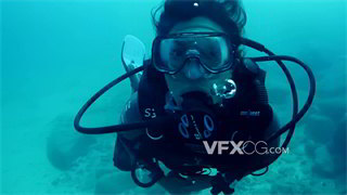 实拍视频蓝色深海潜水探索海底世界肢体动作特写