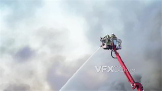 实拍视频消防人员在云梯用水枪喷射着火点