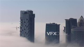 实拍视频浓雾缠绕笼罩高耸入云建筑震撼场景