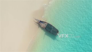 实拍视频推镜头拍摄船只搁浅清澈治愈海边沙滩