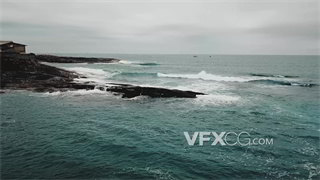 实拍视频阴暗天气海面白色浪花跌宕击打礁石
