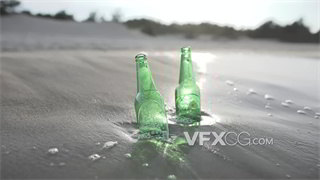 实拍视频特色创意拍摄啤酒瓶在海滩被潮水冲刷