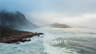 实拍视频拉升镜头拍摄浓雾围绕海水弥漫山顶村庄