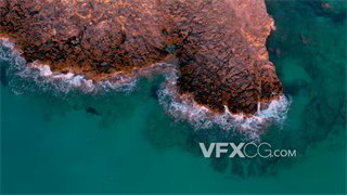 实拍视频鲜艳色彩滤镜俯拍浪花击打特色礁岩