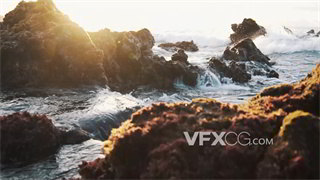 实拍视频阳光肆意海浪汹涌掀起浪花掩盖礁石