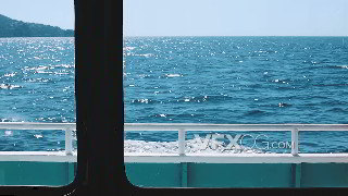 实拍视频透过摇晃船只拍摄波光粼粼蓝色海面4K分辨率