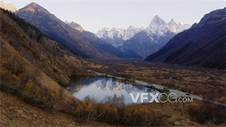 实拍视频无人机航拍山川雪峰湖水如镜壮阔景色
