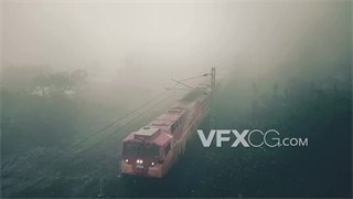 实拍视频运送货物火车穿梭浓雾之中