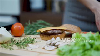 实拍视频在汉堡夹层中加入芝士番茄牛肉美味配食