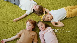 实拍视频孩子躺在柔软毛毯上翻滚嬉笑打闹