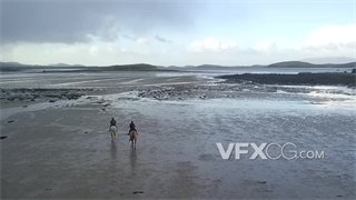 实拍视频俯拍骑马踩踏松软湿润沙砾奔向大海