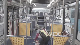 实拍视频志愿者在公交车进行酒精喷洒消杀病毒