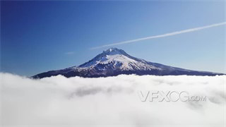 实拍视频固定机位拍摄雪峰四周白色柔软云层飘动