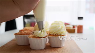 实拍视频在纸杯蛋糕上添加奶油装饰