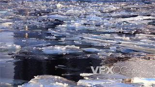 实拍视频气温回暖海面漂浮融化块状薄冰