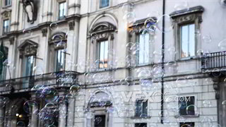 实拍视频透过彩色泡沫观察欧式建筑城市街道
