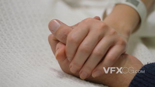 4K与病床的病人握手特写视频