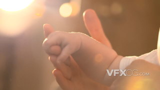 婴儿和成人握手的温馨一幕高清视频