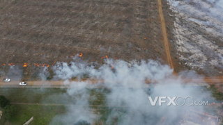 4K火焰燃烧枯杆植被造成滚滚浓烟的航拍视频