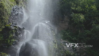 小型瀑布的流水落下冲刷着残破的岩石的实拍视频
