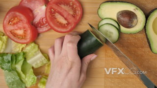 在案板上切蔬菜西红柿黄瓜和牛油果的实拍视频