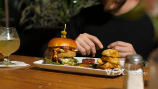 巨大汉堡干果和腌菜美味多汁诱人美食的实拍视频