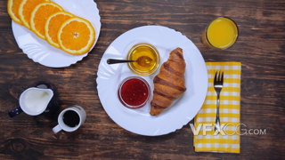早上摆放在桌子上的精美早餐的实拍视频