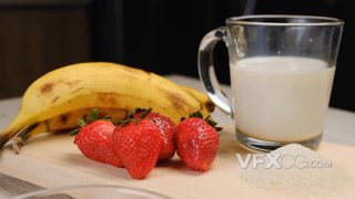 香蕉牛奶美味新鲜健康早餐实拍视频