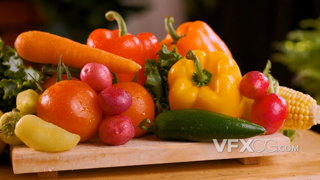 放在砧板上的各种新鲜蔬菜的近景实拍视频