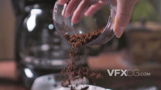 将瓶子中的咖啡粉倒出在碟子中的慢镜头实拍视频