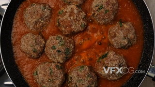 锅里美味的肉丸和熬制的浓缩汤汁的实拍视频