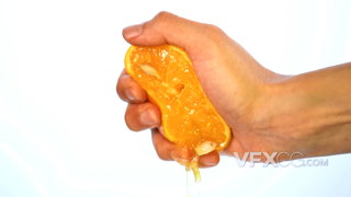 单手用力捏爆半个橙子的近景特写实拍视频