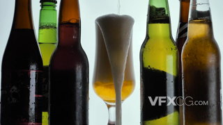 啤酒杯里倒入啤酒到溢出酒杯的实拍视频