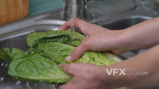 在厨房用清水仔细的清洗蔬菜的实拍视频