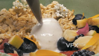 勺子勺起碗中丰富美味的沙拉的实拍视频