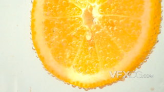 柚子片浸泡入水中从柚子中逐渐冒出气泡的实拍视频