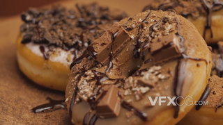 巧克力各种丰富样式铺满的甜甜圈近景实拍视频