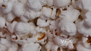 制作好的颗粒饱满的爆米花旋转镜头特写实拍视频