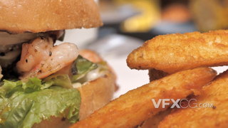 鲜虾堡和制作汉堡的煎肉饼近景特写镜头的实拍视频