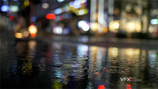 城市下雨天夜晚路边积水远景模糊实拍视频