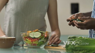 用水果蔬菜制作美味的沙拉的实拍视频
