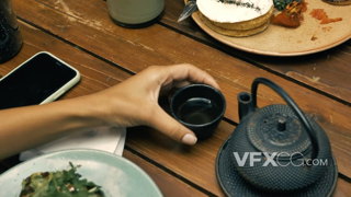 拿起茶桌上沏好的茶喝茶的实拍视频