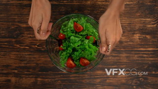 使用两个勺子搅拌蔬菜水果沙拉的实拍视频