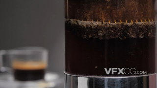 制作咖啡过程中过滤咖啡渣的特写近景实拍视频